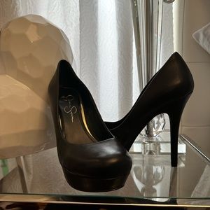 Black Pumps